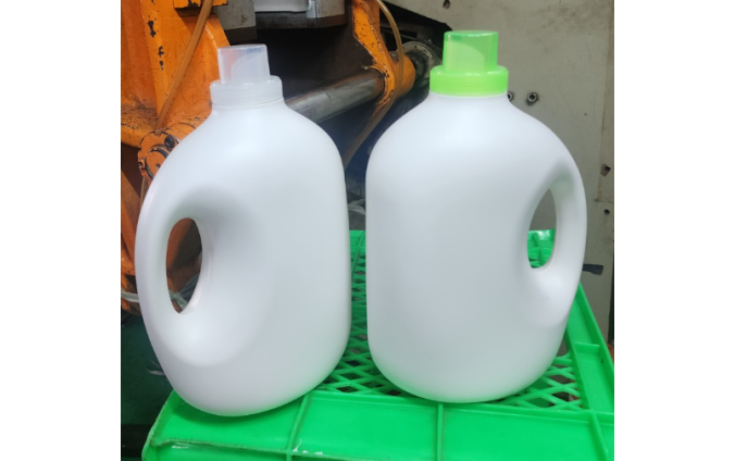 Can nhựa 4 lít đựng nước giặt xả, lau sàn, rửa chén giá rẻ