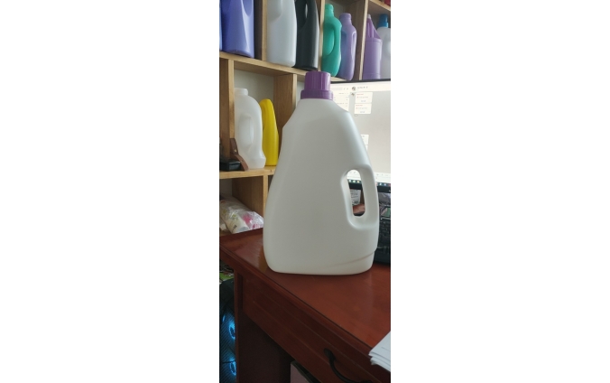 Can nhựa 4 lít đựng nước giặt xả, lau sàn, rửa chén giá rẻ