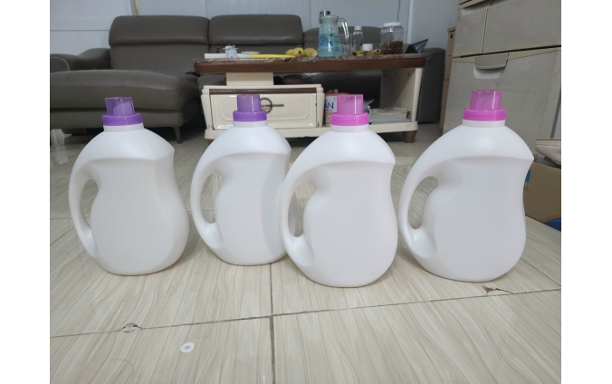 Can nhựa 4 lít đựng nước giặt xả, lau sàn, rửa chén giá rẻ